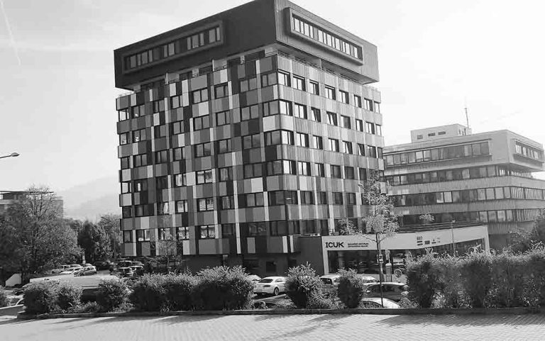 ECUK-budova-adresa(mono)